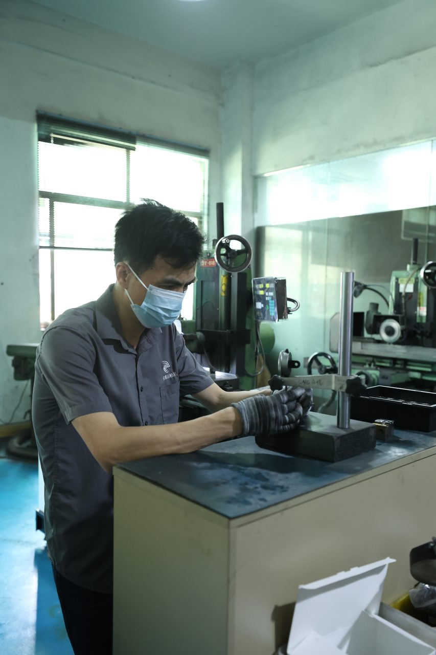技师检测钻尾螺丝模具尺寸
